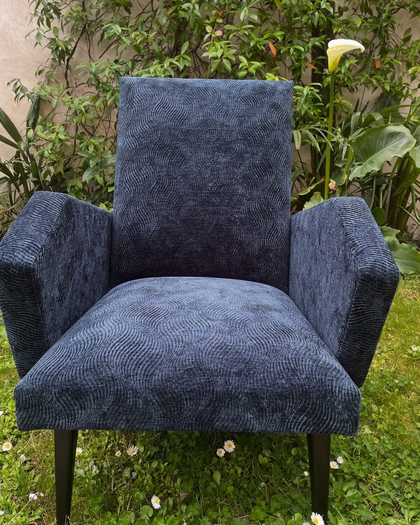Fauteuil vintage 60's rénové en mousse, velours Prestigious Textiles
